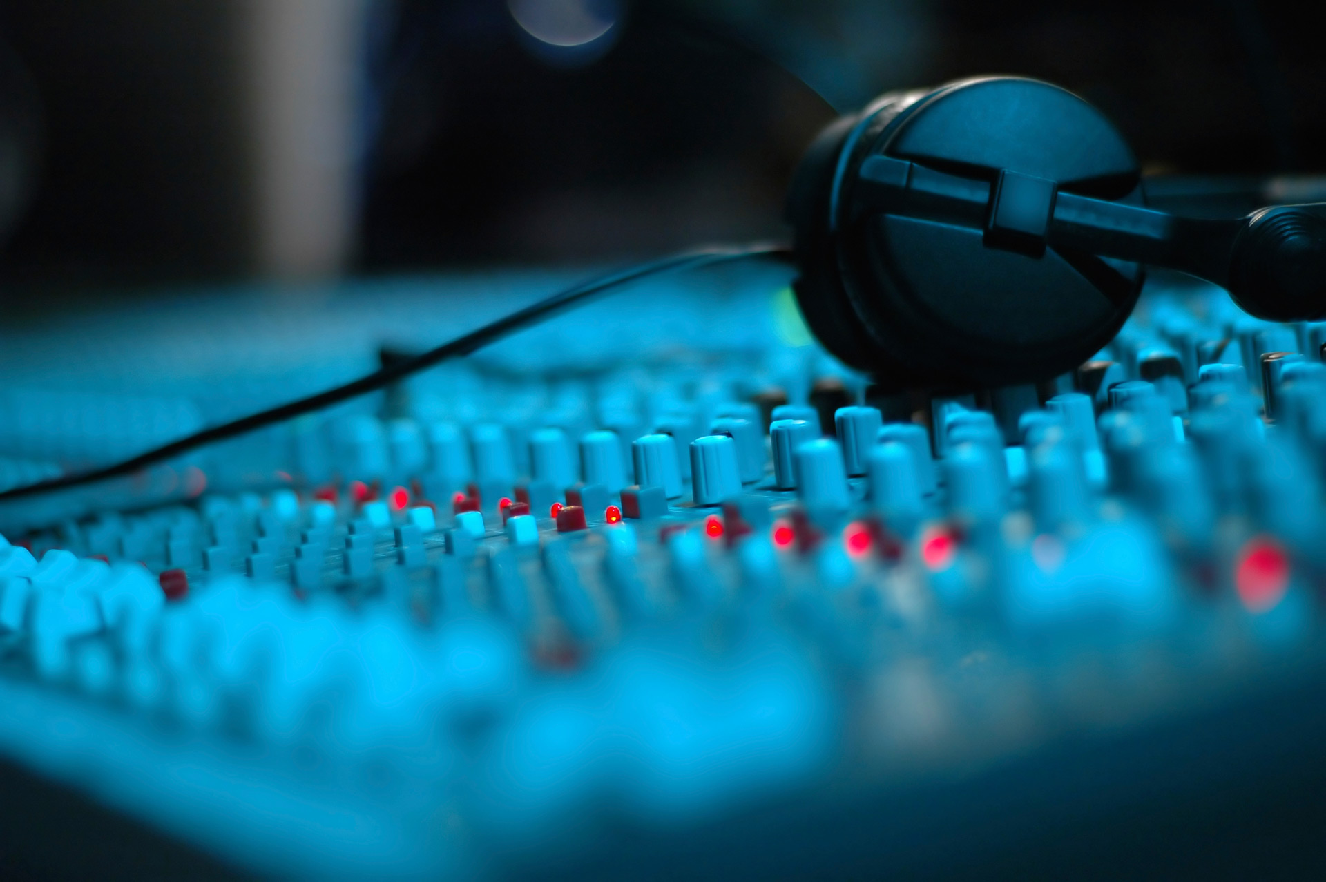 Casque posé sur une table de mixage audio professionnelle