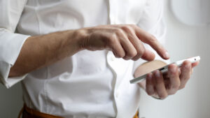 Homme qui utilise un smartphone